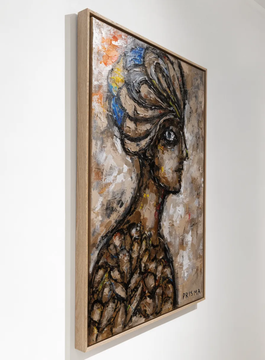 retrato pintado al óleo sobre lienzo de gran formato en marco de madera clara, un perfil femenino en tonos tierra firmado con el nombre de la marca ficticia PRISMA, montado en un muro blanco