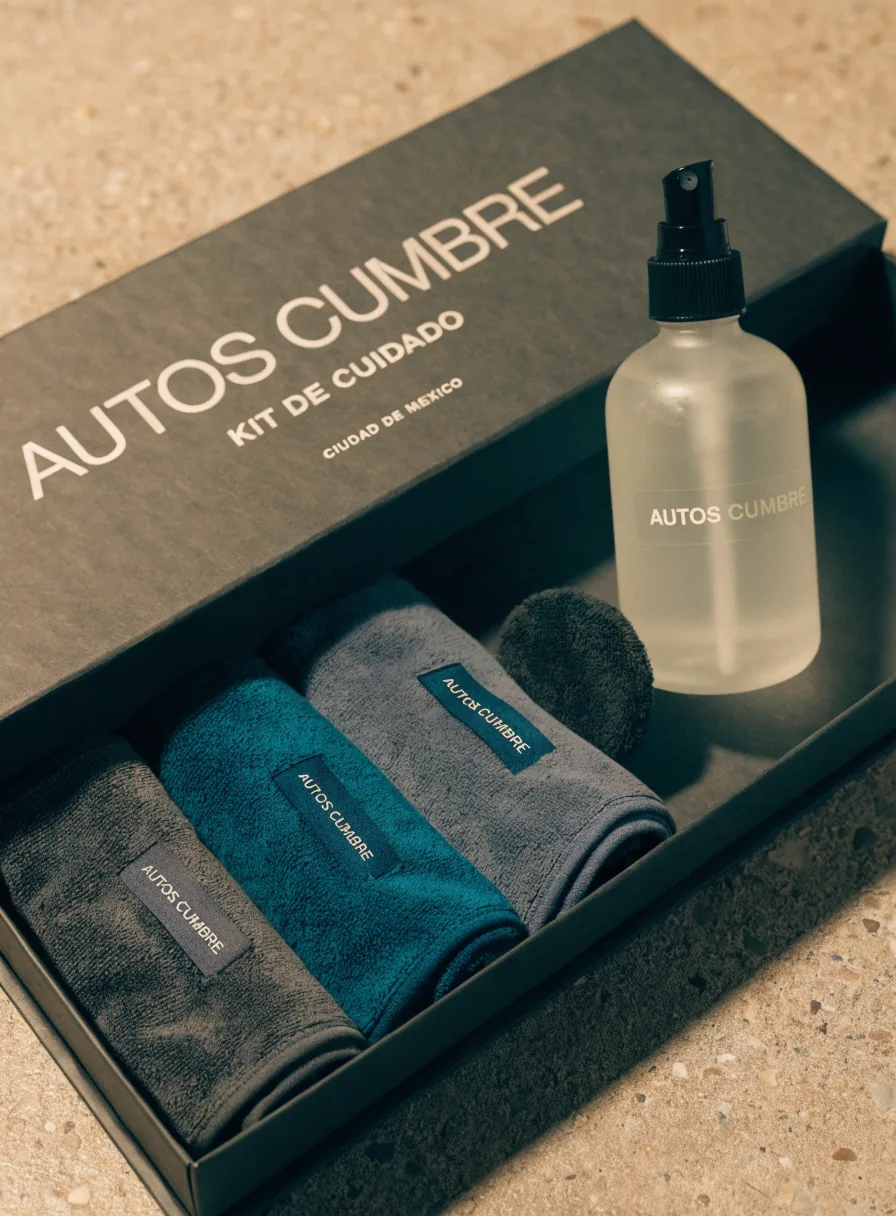 kit de cuidado del auto en caja rígida Autos Cumbre con microfibras bordadas, un aplicador y una botella con la marca, para el nuevo dueño