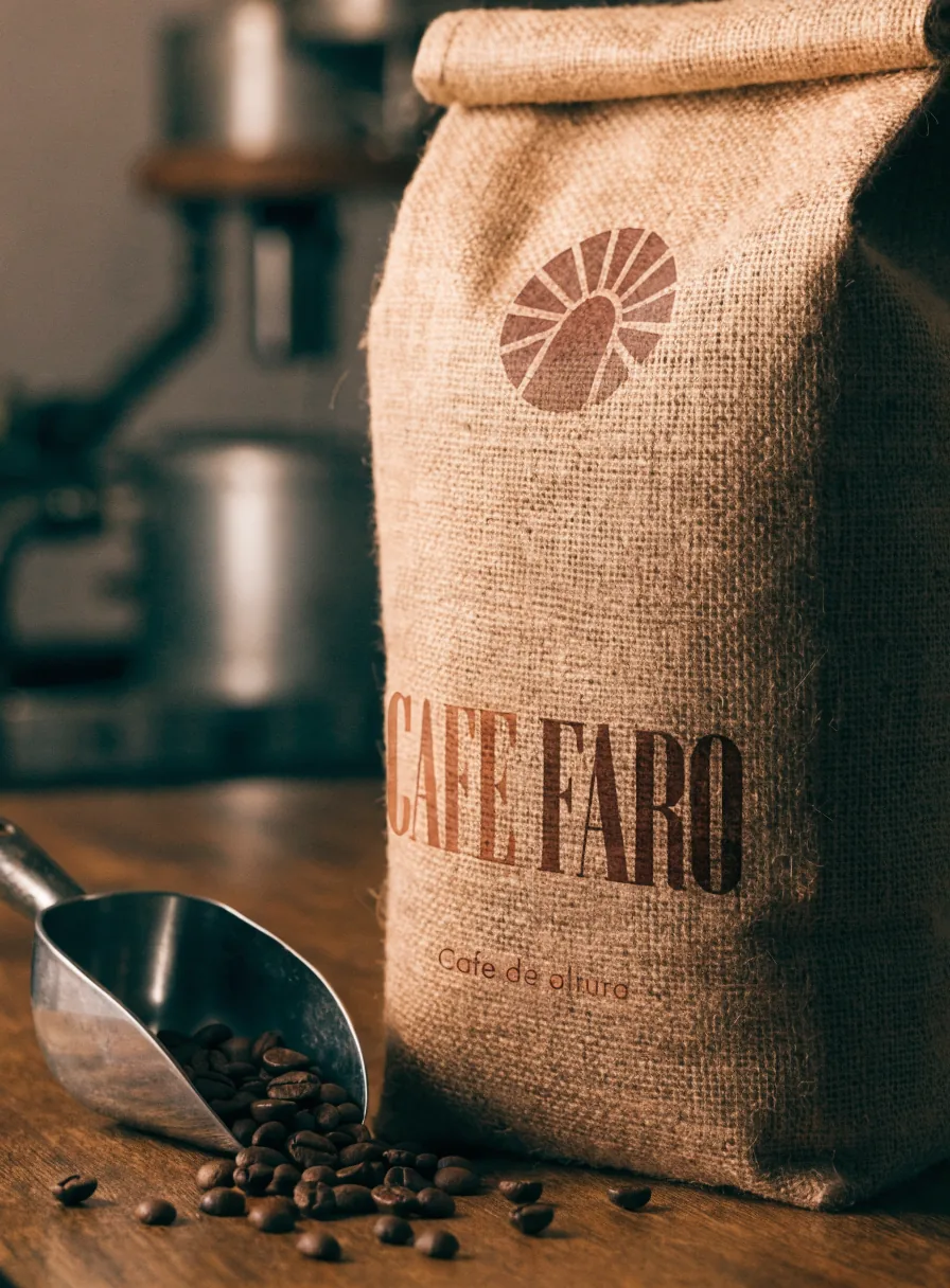 costal de yute de café en grano impreso Café Faro, Café de altura, con una cuchara metálica de granos al lado