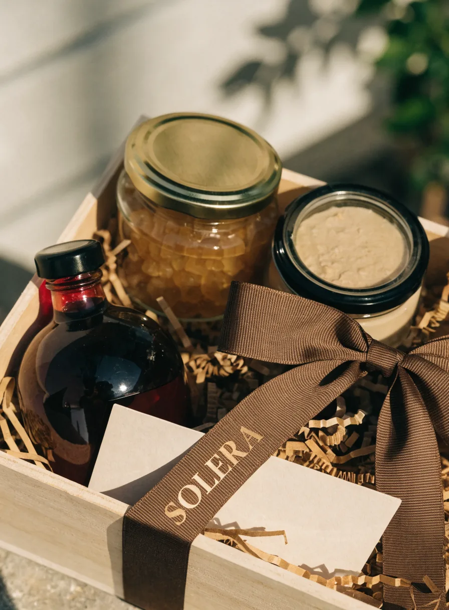 canasta de regalo de madera SOLERA con frasco de miel, botella ámbar y moño de listón