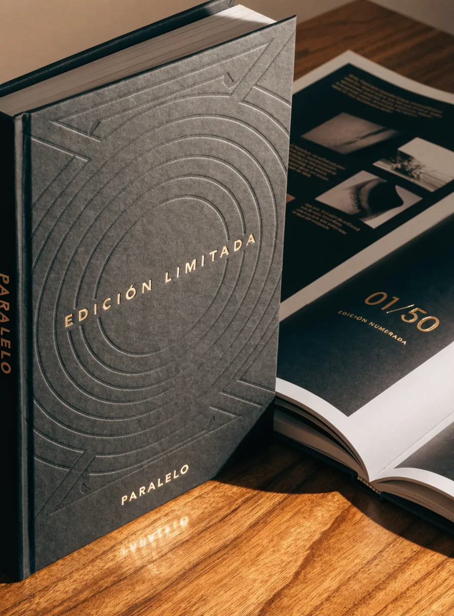 Libro de tapa dura en gris carbón con un patrón hundido en relieve seco y edición numerada