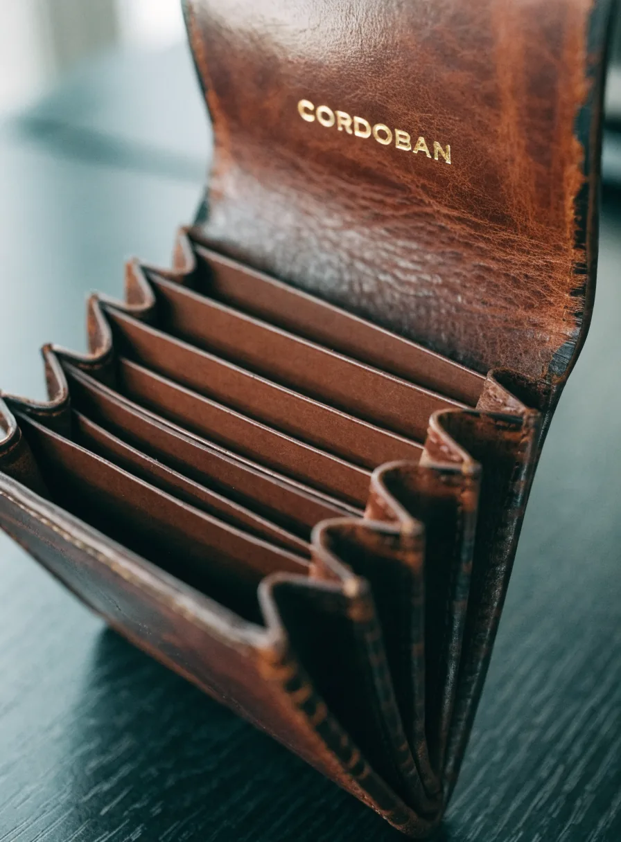 Cartera tarjetero de piel café con la marca CORDOBAN estampada en foil dorado y ranuras para tarjetas