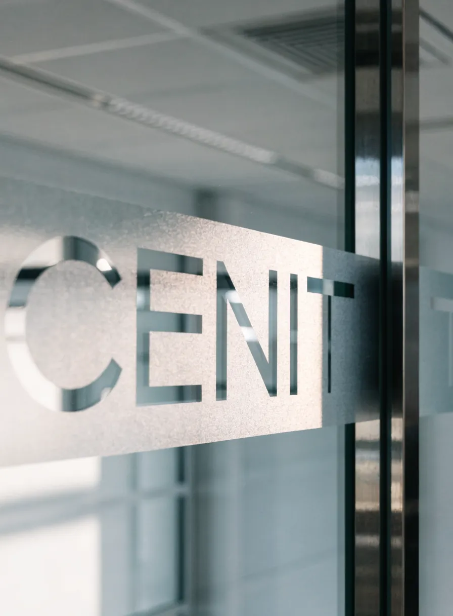vinil esmerilado con el nombre de la marca ficticia CENIT recortado, aplicado sobre una mampara de cristal de oficina