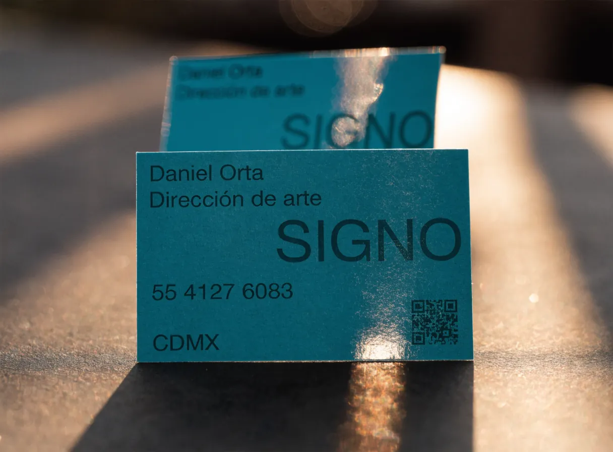 tarjeta de presentación en cuché mate color petróleo con barniz UV de reserva brillante y un código QR impreso, con la marca ficticia Signo, Daniel Orta, Dirección de arte, CDMX