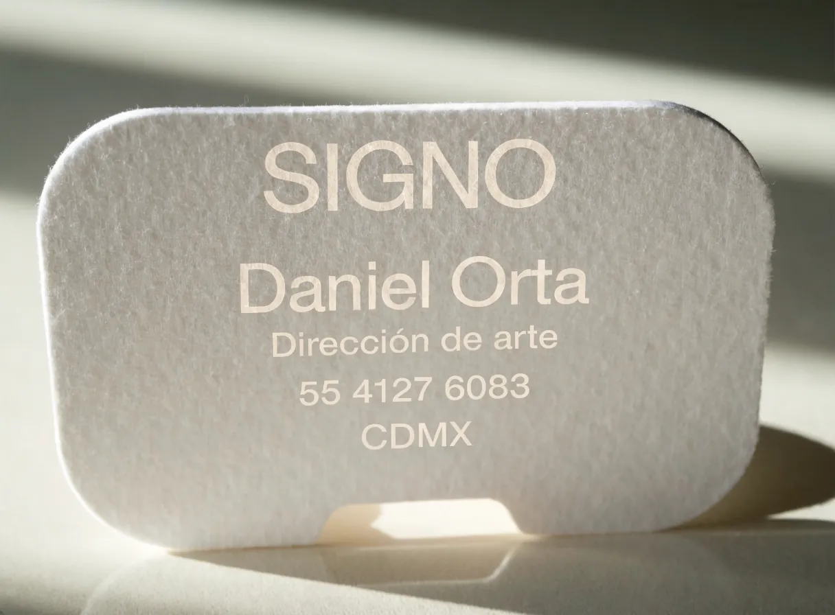 una tarjeta de algodón claro de la marca ficticia SIGNO con las esquinas redondeadas y un suaje a la medida en el borde inferior
