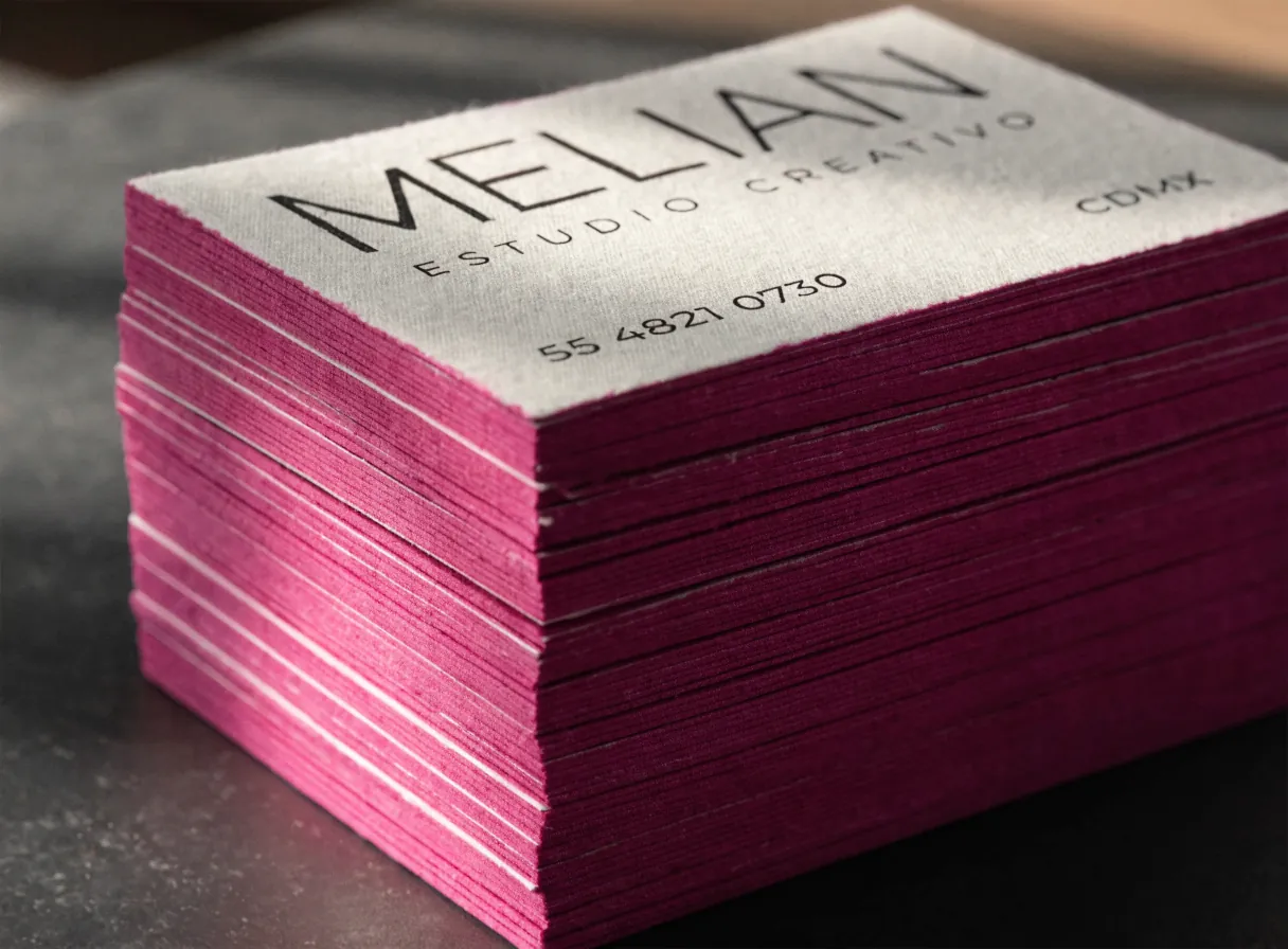 bloque de tarjetas de presentación de algodón con el canto pintado en magenta, con la marca ficticia Melián, Estudio Creativo, 55 4821 0730, CDMX
