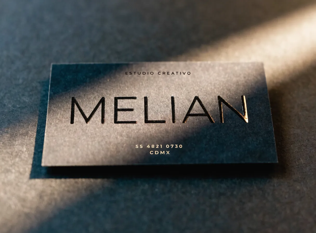 tarjeta de presentación negra con laminado soft-touch mate y la marca ficticia Melián en barniz brillante de realce, Estudio Creativo, CDMX