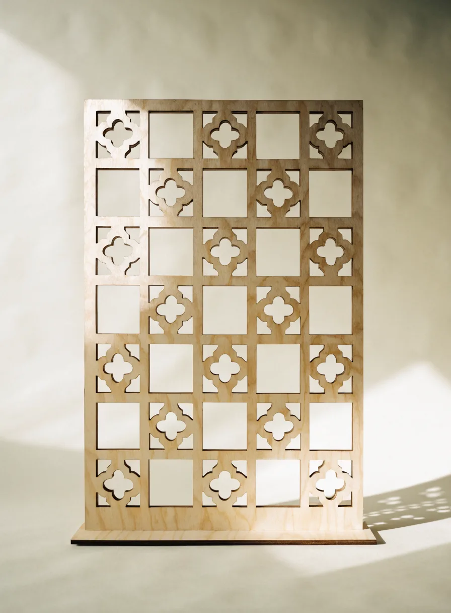 panel de madera clara con un patrón geométrico calado a láser, con luz que pasa filtrada por el calado
