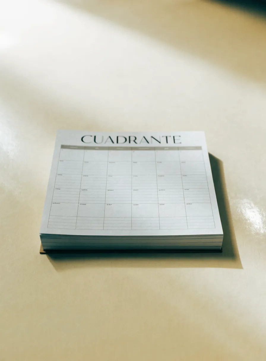 bloc de agenda con tu marca impresa a dos tintas sobre una mesa clara, con luz suave