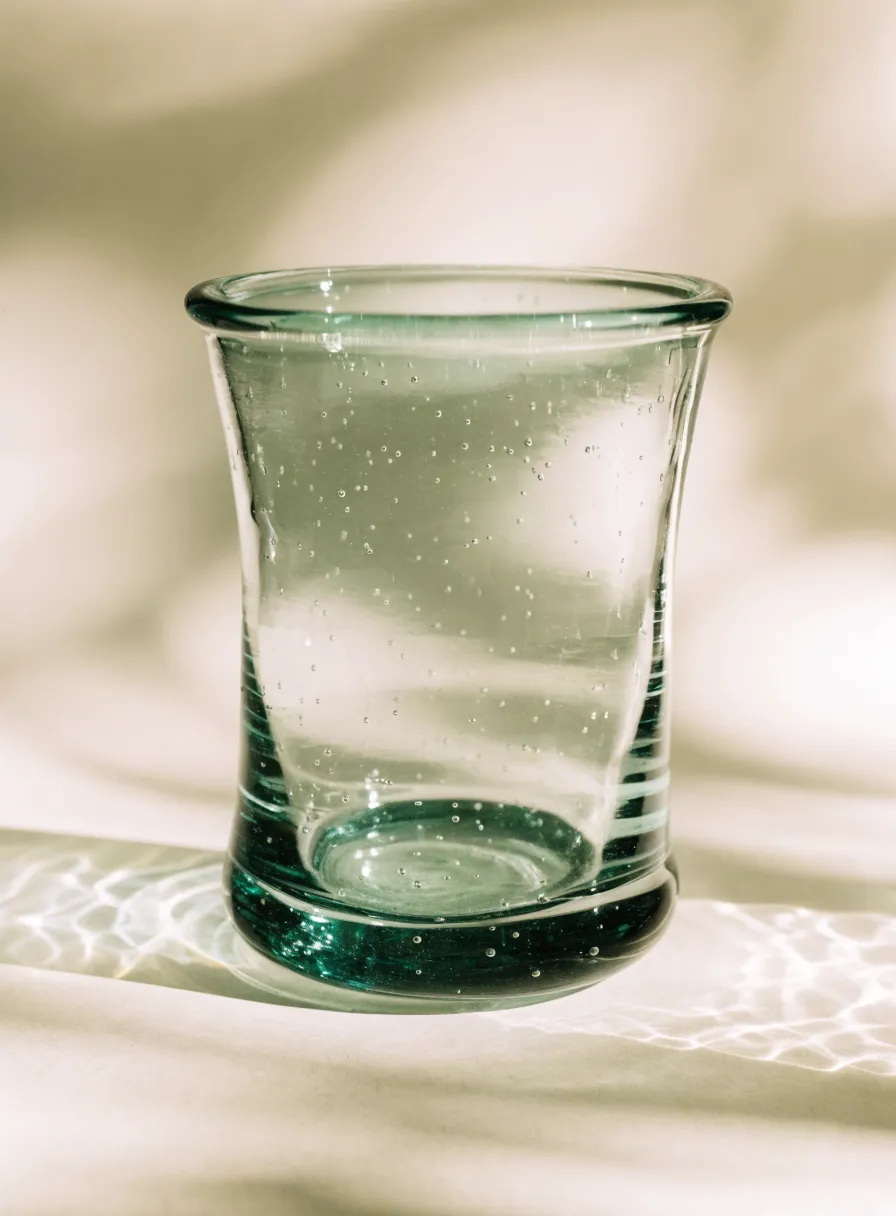 Vaso de vidrio soplado a mano con burbujas naturales y tono verde agua