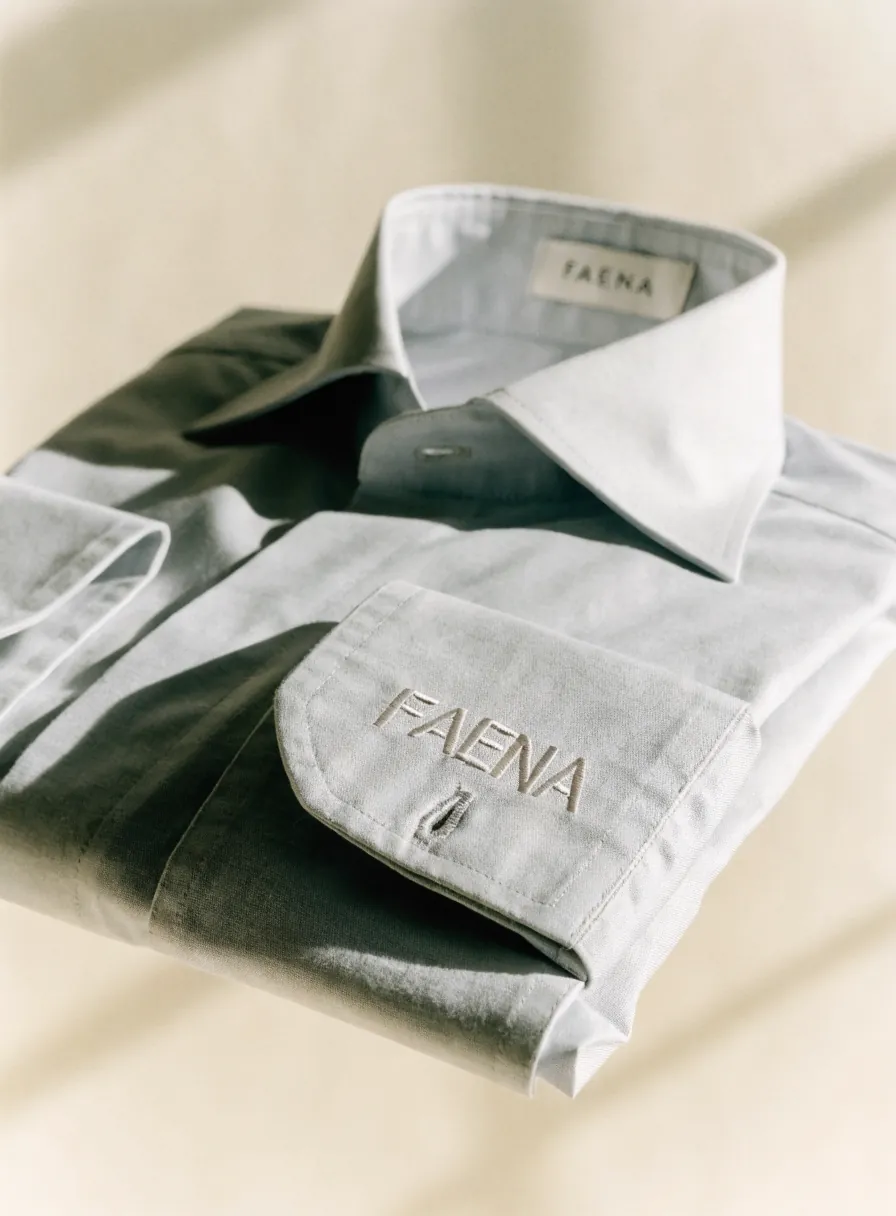 camisa de vestir en algodón oxford gris con bordado tono sobre tono en el puño y etiqueta tejida en el cuello