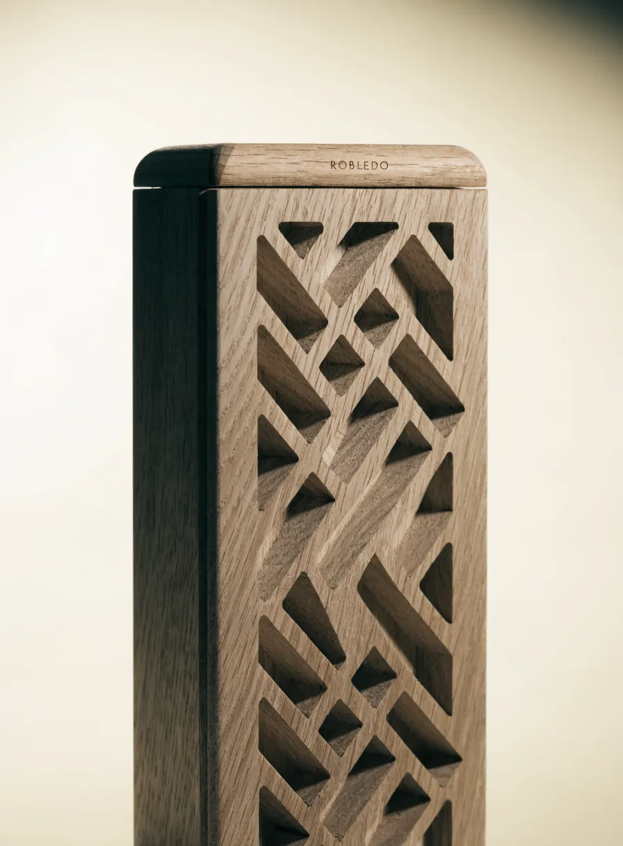 caja alta de madera de roble con tu marca grabada en el canto y un panel frontal calado con un patrón de trenza en zigzag