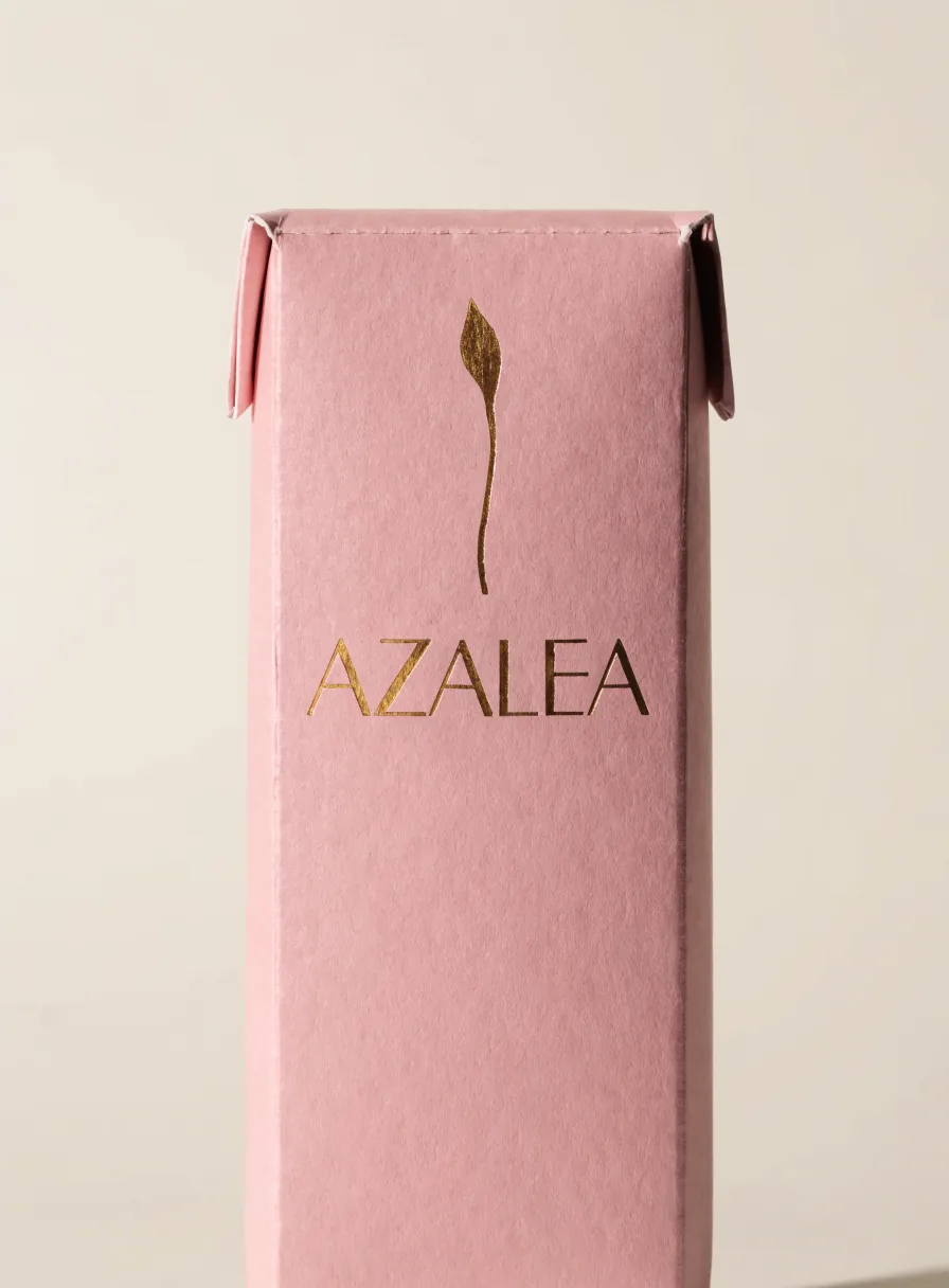 estuche plegadizo blush de pie, de la marca Azalea, con un brote botánico y el nombre en foil oro