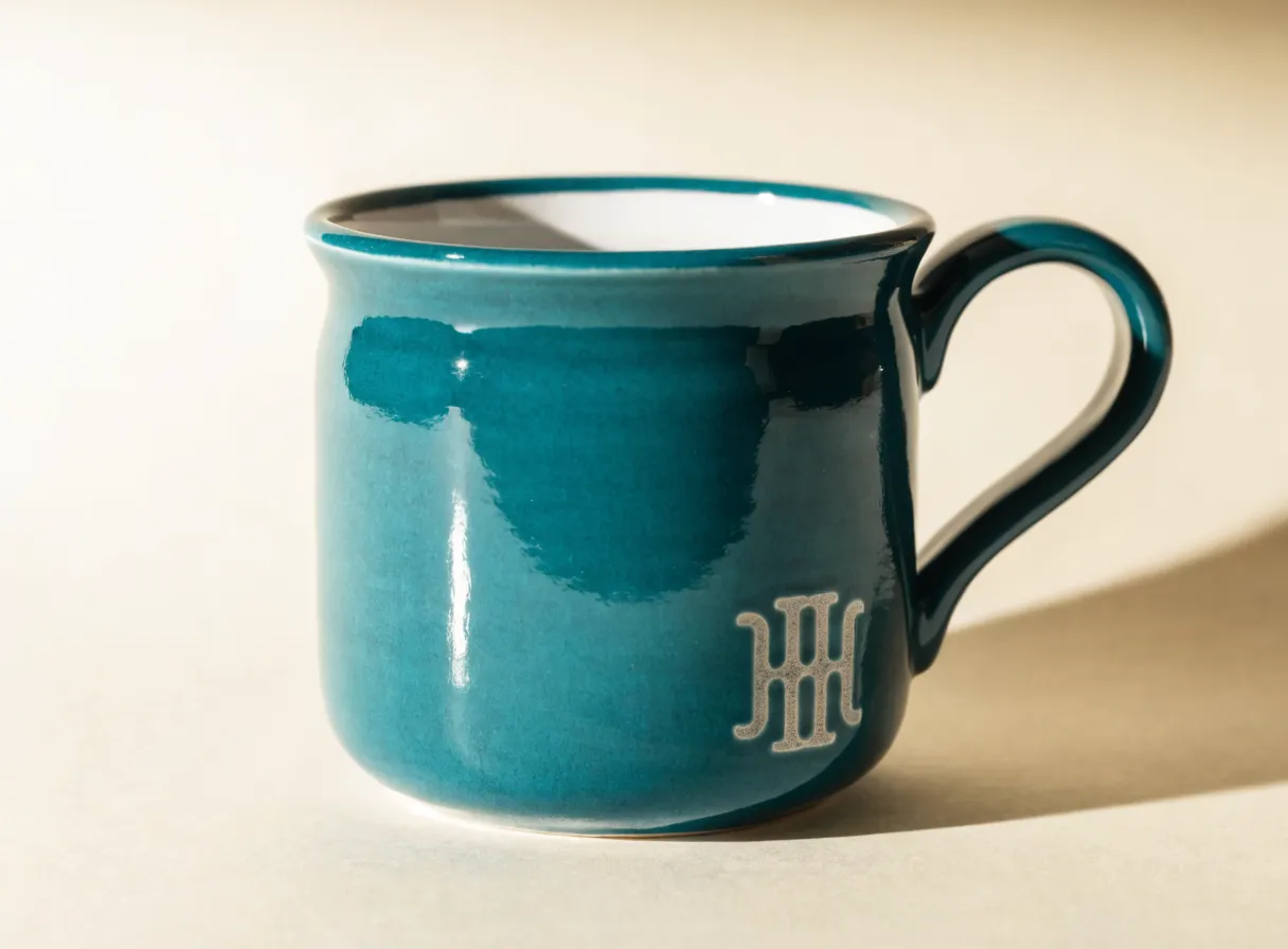 taza de cerámica esmaltada teal con monograma en arenado tono sobre tono