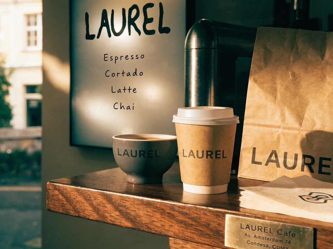 repisa del café de muestra LAUREL con una placa de latón grabada con la dirección, junto a piezas de la marca