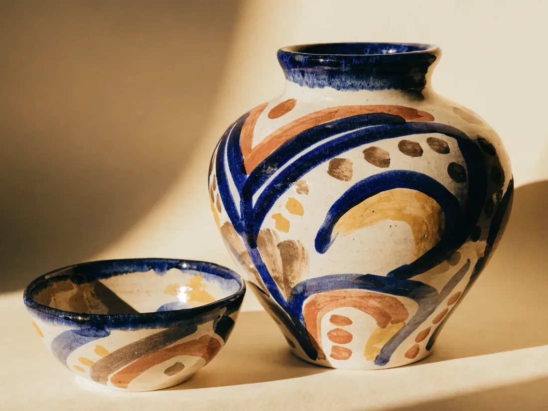 Cerámica de barro pintada a mano, un jarrón y dos cuencos con pinceladas azul cobalto y terracota