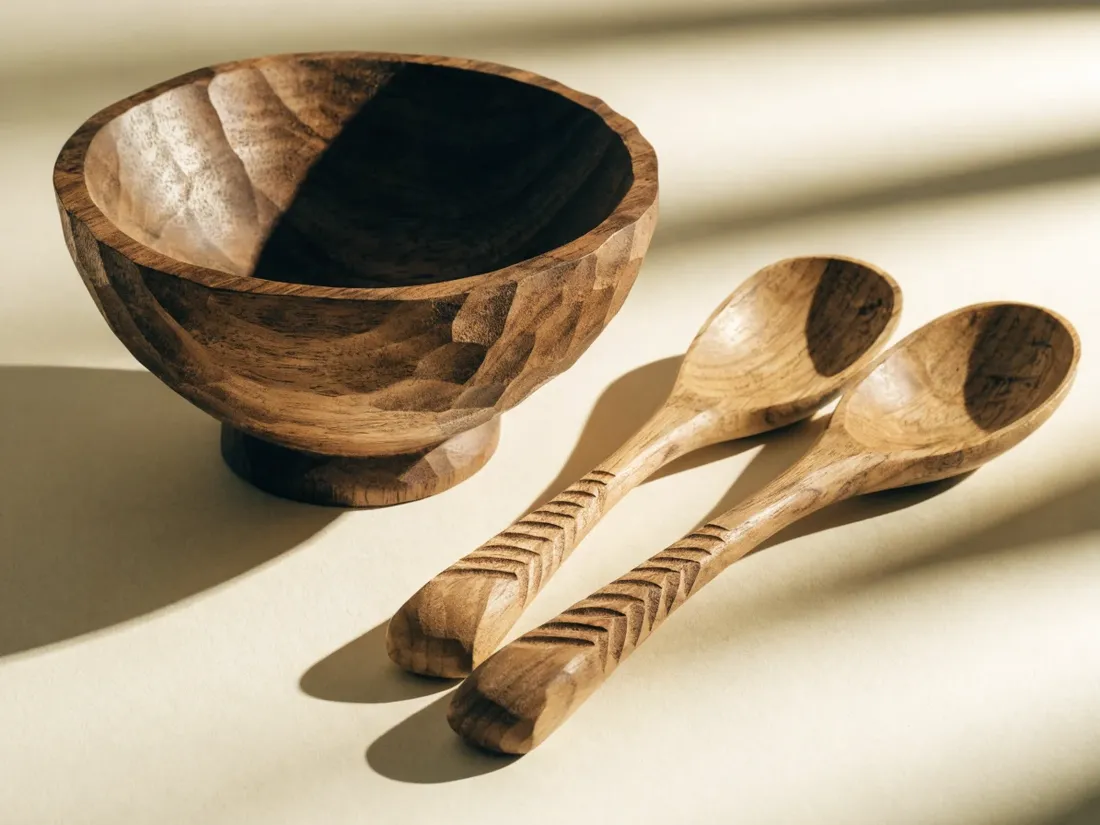 Cuenco y cucharas de madera tallada a mano, con la veta natural a la vista