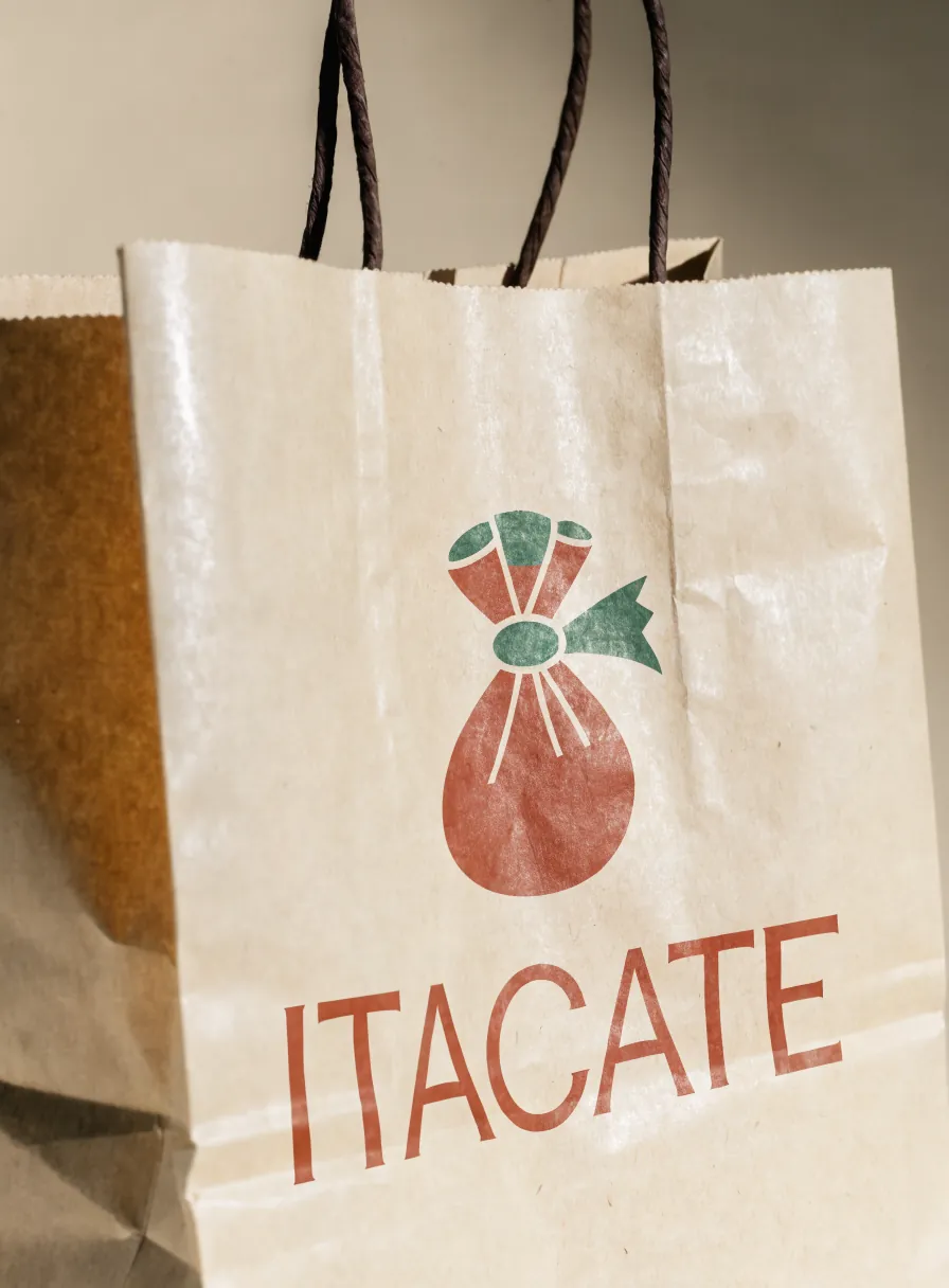 bolsa de papel kraft con asa de cordón sobre mesa de madera, marca impresa a dos tintas