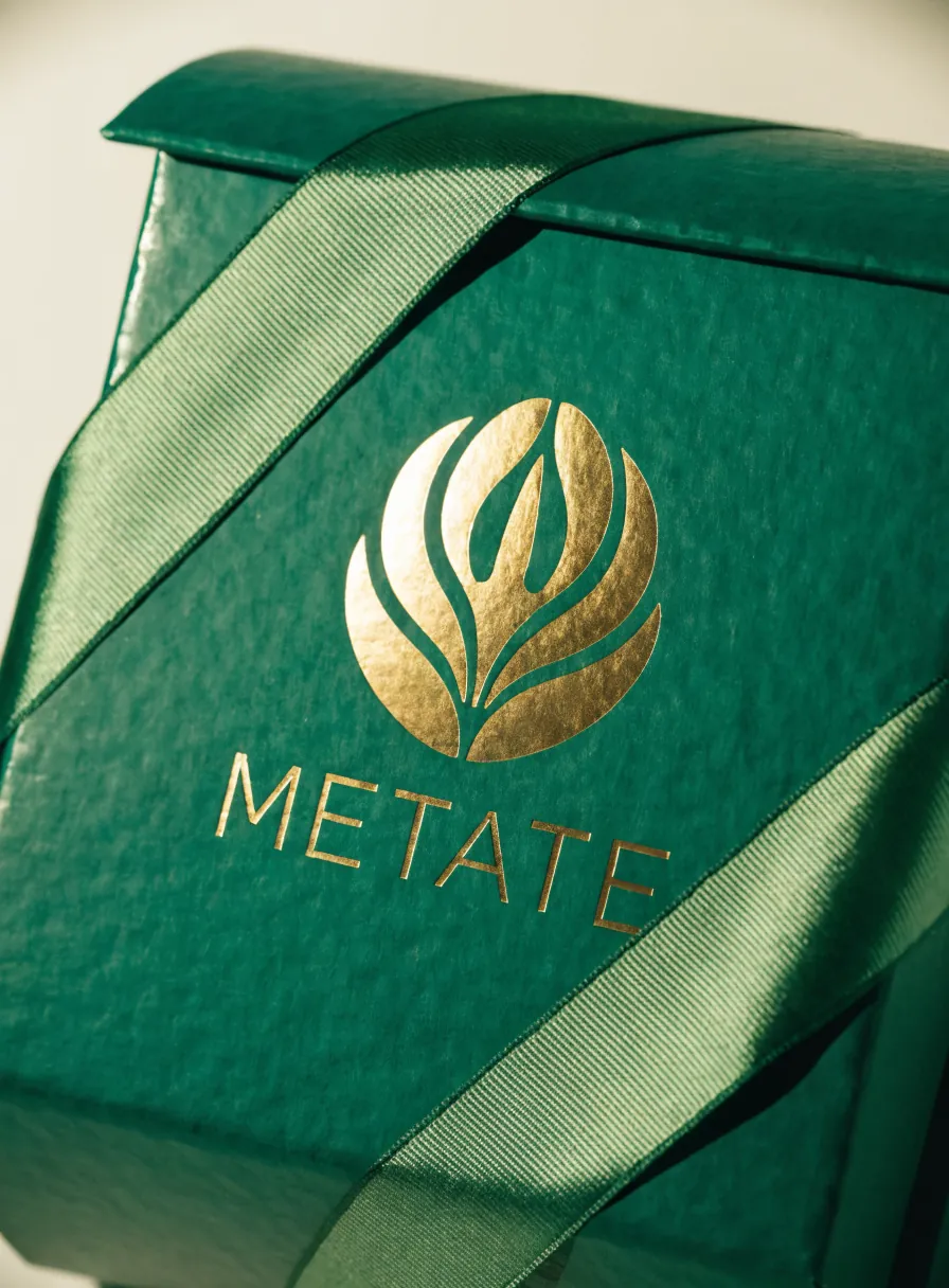 caja rígida verde bandera con emblema en foil oro y cinta, para pedidos de ocasión