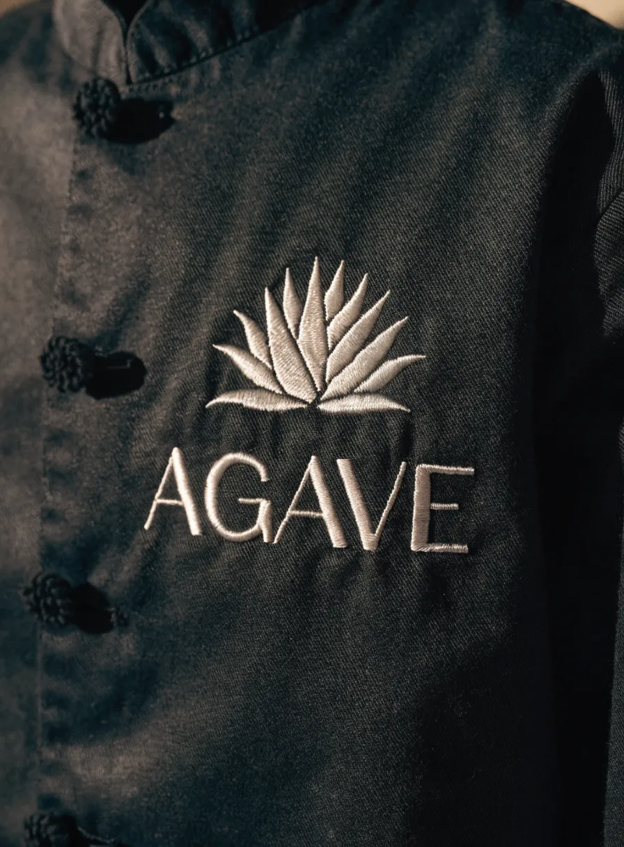 filipina de chef en twill negro con logo bordado y botones de nudo
