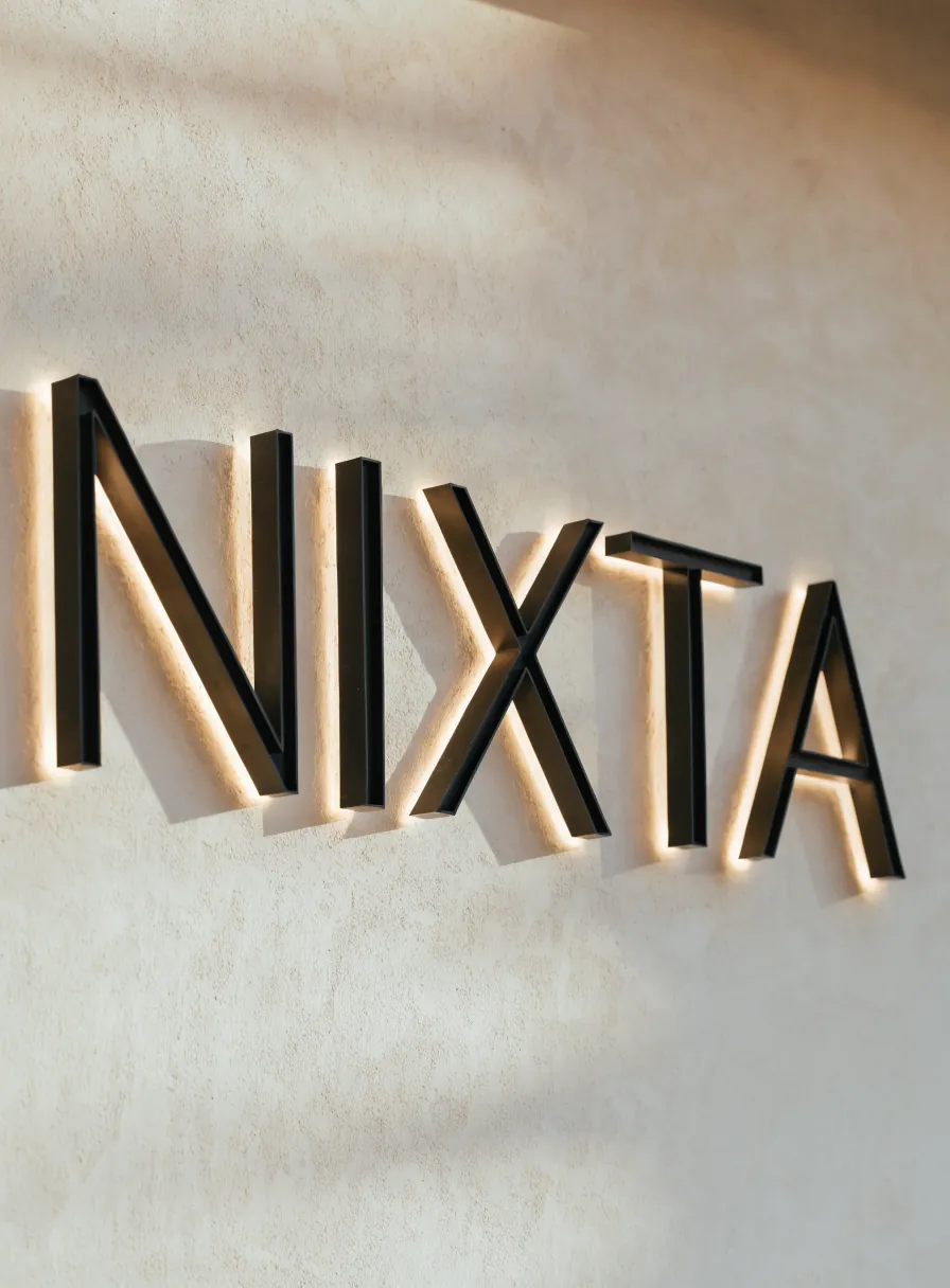 letrero de fachada con letras corpóreas de acrílico e iluminación de halo LED