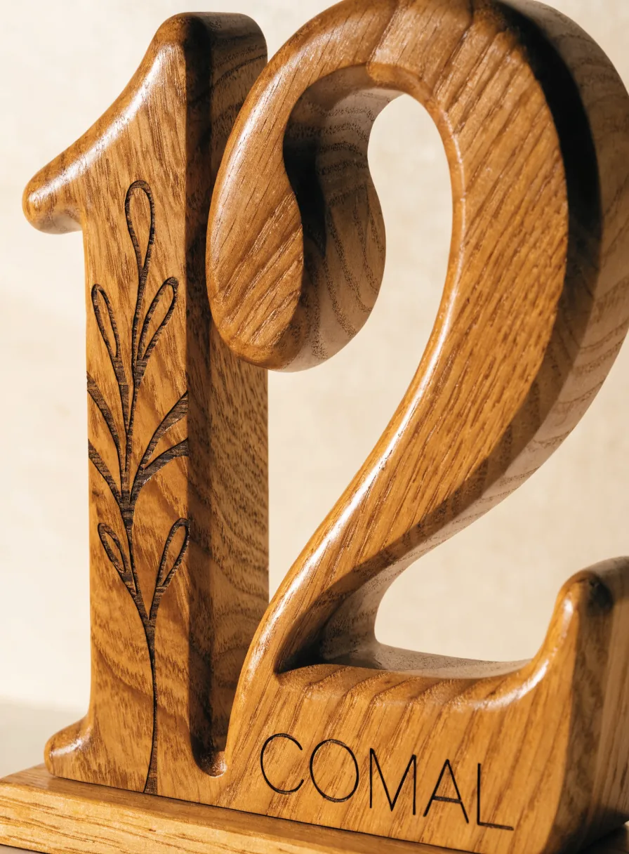 número de mesa 12 en madera de roble miel con grabado láser quemado
