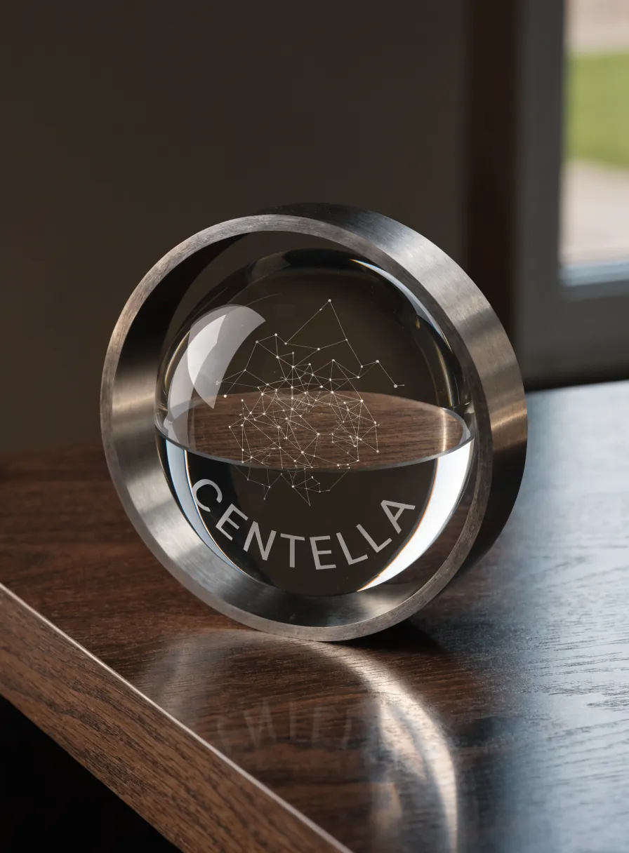esfera de cristal macizo en un aro de acero sobre un escritorio de nogal, con una constelación de puntos grabada dentro y la palabra Centella en la banda