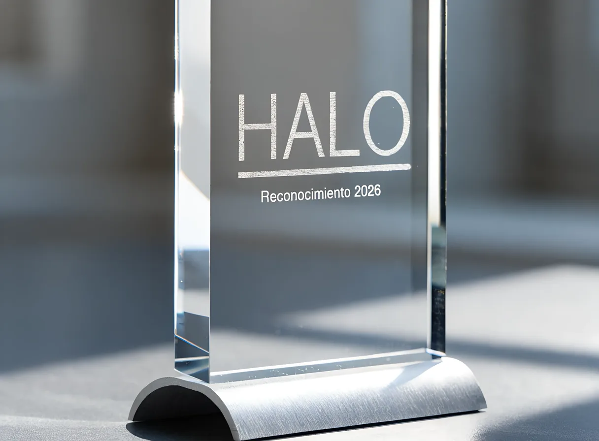 placa rectangular de cristal transparente en una base curva de aluminio cepillado, con la palabra Halo y la línea Reconocimiento 2026 grabadas a láser en la cara